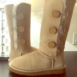UGG Australia Women’s Classic Tall Boot, Size US 7